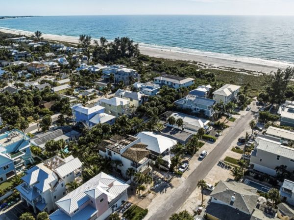 Luxury Beach-Block Home in Anna Maria Island - Unforgettable Getaway